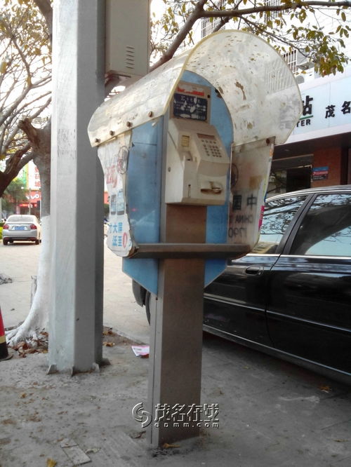 文明城市中的一道風(fēng)景 破爛電話亭